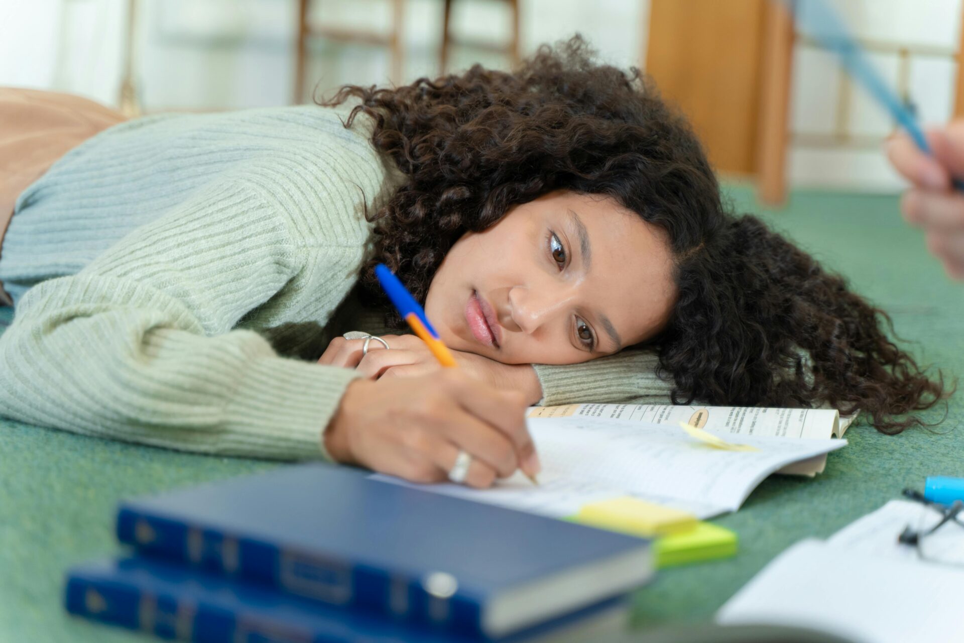 Girl struggling to focus on schoolwork, visually representing common challenges and ways to beat procrastination.