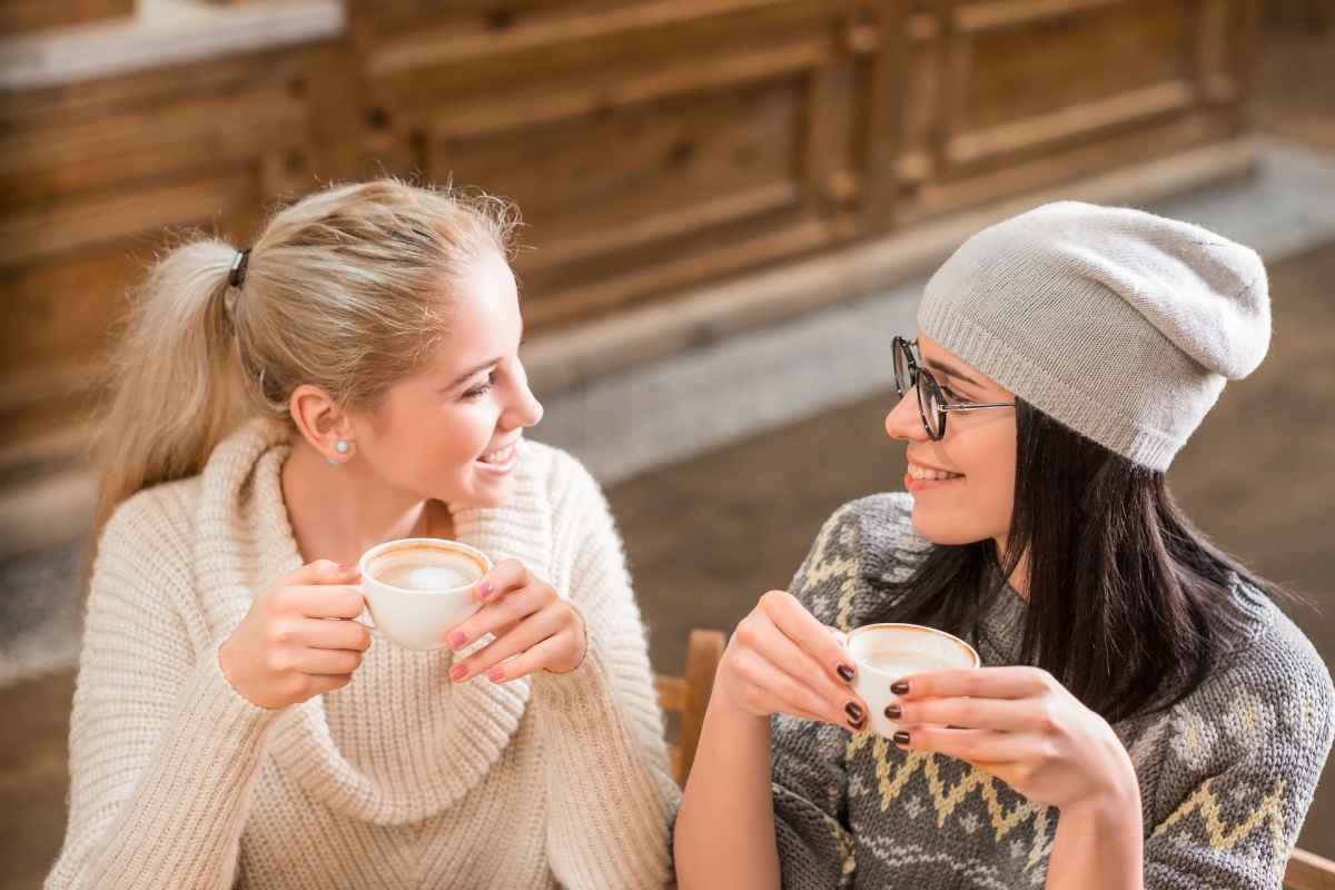 How to deal with a gaslighting friend: two friends drinking together, highlighting the importance of noticing subtle manipulations in friendships